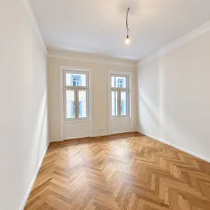 Erstbezug nach Komplettsanierung - 2-Zimmer-Altbau mit Balkon, ohne Maklergebühr - Photo 2