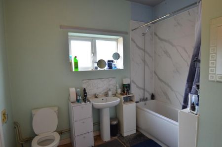 3 bedroom flat to rent - Photo 2