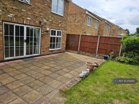 5 bedroom detached house to rent - Photo 2