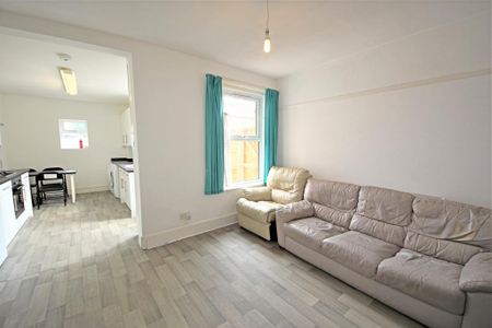 4 bedroom detached house to rent - Photo 2