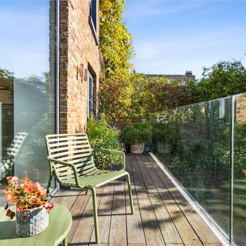 A beautifully presented house with exceptional entertaining space and a south-facing garden - Photo 1