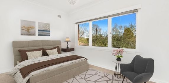 Bright & Spacious Two-Bedroom Apartment in Prime Location - Photo 2