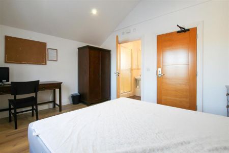 1 bedroom in a house share to rent - Photo 3