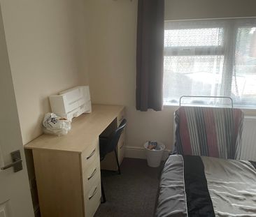 5 Bed Student Accommodation - Photo 4