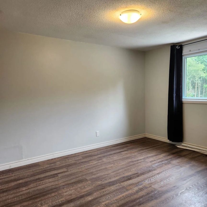 Detached Home For Lease | X8490114 - Photo 1