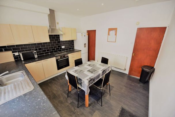 3 bedroom House in Burley Lodge Terrace Bed, Leeds - Photo 1