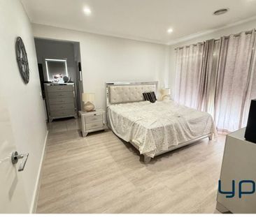 A Park-Facing Residence Offering Space and Elegance !! - Photo 5