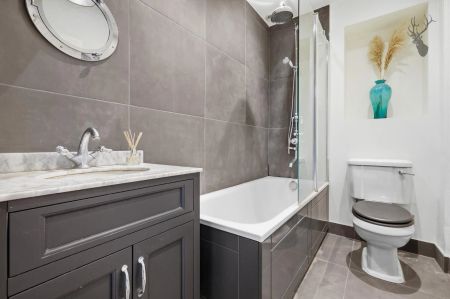 2 Bedroom Apartment - Photo 3