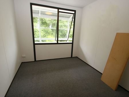 Spacious 7-Bedroom 2-Bathroom Home in Kumeu - Photo 4