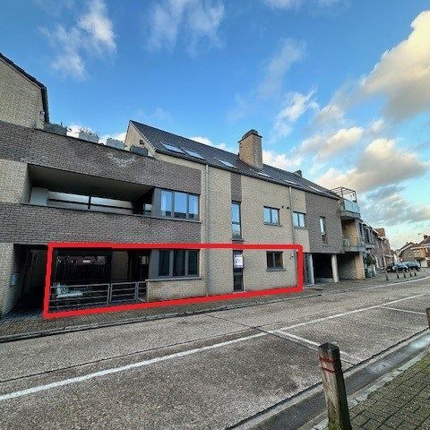 Gelijkvloers appartement in het centrum van Bree, met 2 slaapkamers, ruim terras en ondergrondse parkeerplaats. - Photo 1