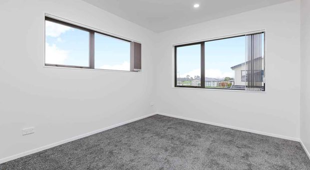 Beautiful Multi Generational Living Just minut... - Photo 1