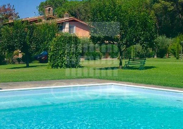 Nepi- Beautiful renovated farmhouse of about 100 square meters, part of a master villa. Fully furnished. Pool .Rif#2281
