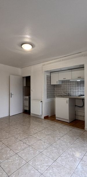 THIERS SUR THEVE: studio rénové dans un ensemble immobilier avec son stationnement privatif - Photo 1