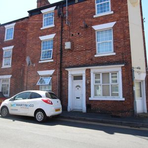 1 bedroom in a house share to rent - Photo 2