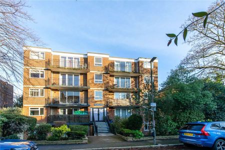 SHORT LET: A spacious two bedroom raised ground floor flat with a balcony close to Wimbledon Village. - Photo 2