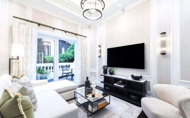 Immaculately presented apartment over the lower ground and ground floor with two balconies. - Photo 1