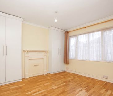 Guide Price £2,000 pcm - Available Now - Unfurnished - Photo 6