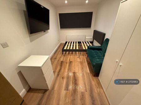 1 bedroom in a house share to rent - Photo 2