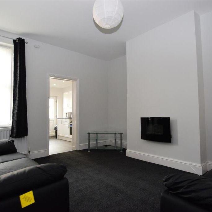 3 bedroom flat to rent - Photo 1