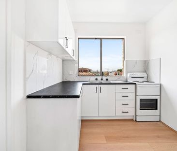 Newly renovated 2-bed apartment with stunning city views - Photo 3