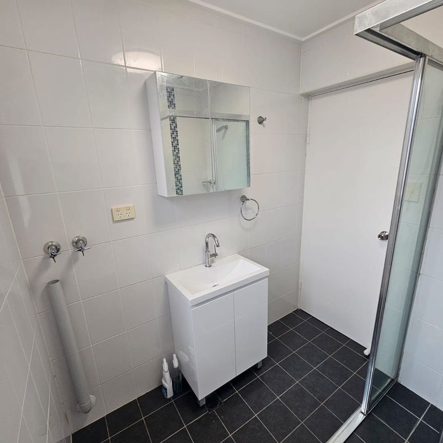 First floor 1 bedder newly painted and close to shops and transport in Kogarah - Photo 1