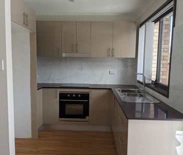 Two Bed Townhouse With Air Conditioning - Photo 4