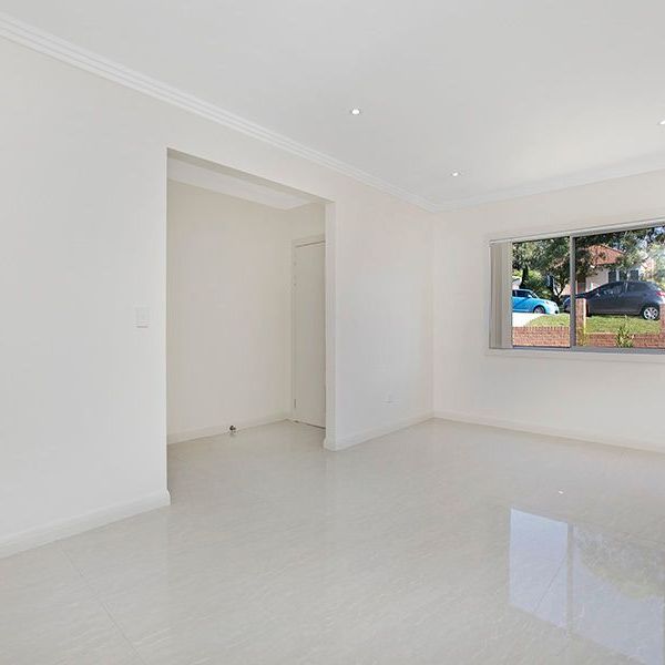 Spacious duplex home... - Photo 1