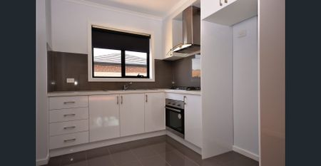 Spacious and light filled living - Photo 5