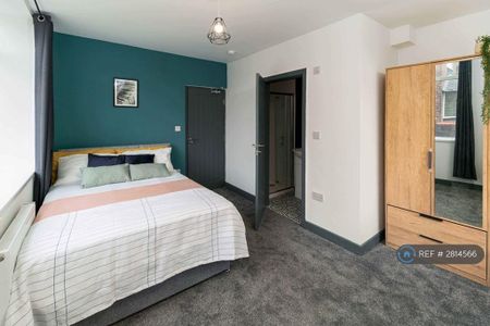 1 bedroom in a house share to rent - Photo 2