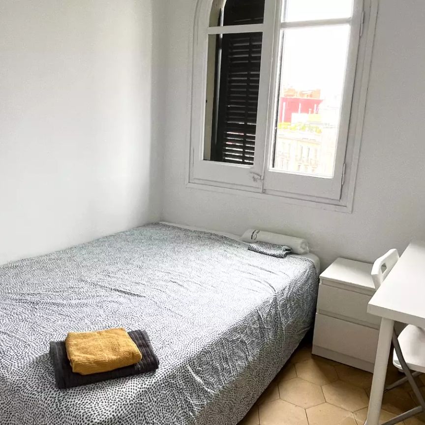 Room in a shared 5-bedroom apartment for rent in l'Antiga Esquerra de l'Eixample. - Photo 1