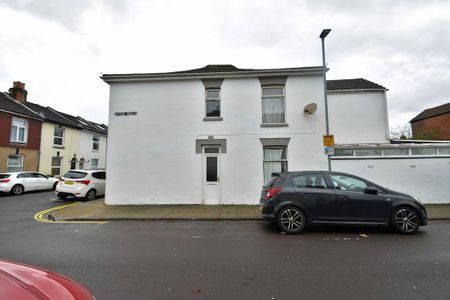 4 bedroom end of terrace house to rent - Photo 5