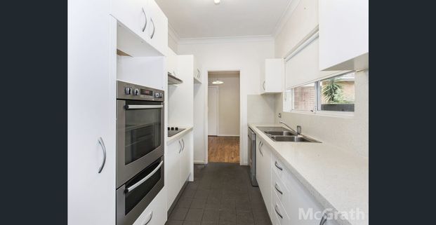 Modern three bedroom villa in great location - Photo 1