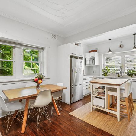 Spacious 3-Bedroom Apartment with Lock-Up Garage - Photo 3