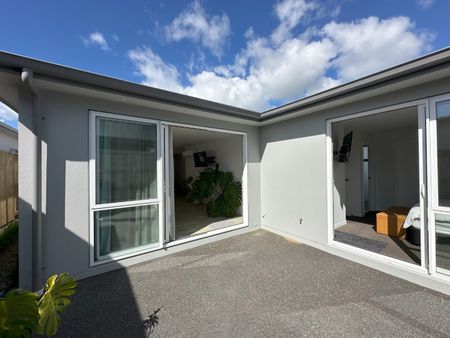 Modern High-Spec Home with Spacious Garden - Papamoa - Photo 5