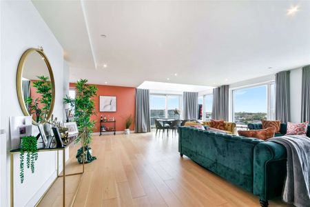 Savills are proud to present this luxurious, duplex penthouse apartment is in the stunning riverside development which boasts stylish and contemporary interiors with picturesque views. - Photo 2