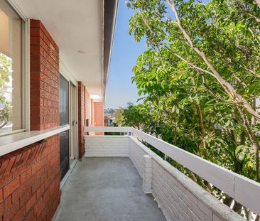 Tranquil Top-Floor Apartment in Premier Seaside Setting - Photo 6