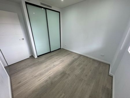 Beautiful 2 Bedroom Apartment - Fantastic Location! - Photo 2