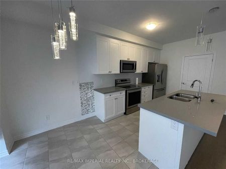 For Lease - 10 Marlborough Street, Whitby, Ontario - Photo 4