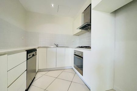 Spacious Modern Apartment Moments from Central Station & Universities - Photo 5