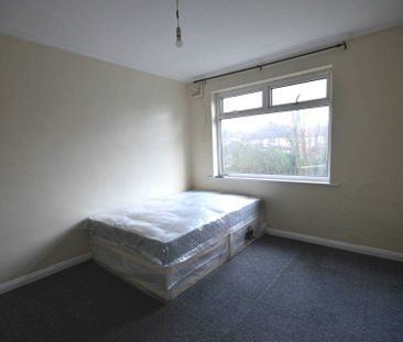 Grantham Garden, Marks Gate - Photo 2