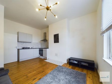 2 bedroom flat to rent - Photo 2