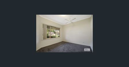 Charming 3-Bedroom Home with Lush Gardens - Photo 3