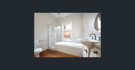 Two bedroom Edwardian house in ideal position- with courtyard! - Photo 2