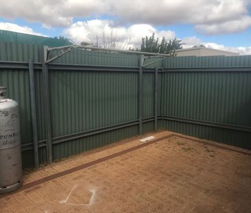 Low maintenance furnished unit - Photo 6