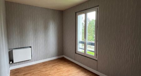 En copropriété, au 2ème d'une résidence avec ascenseur, nous vous proposons en location un appartement de type 4 comprenant un séjour avec une cuisine semi-ouverte, 3 chambres fermées, une salle de bain avec baignoire et un wc séparé. - Photo 4