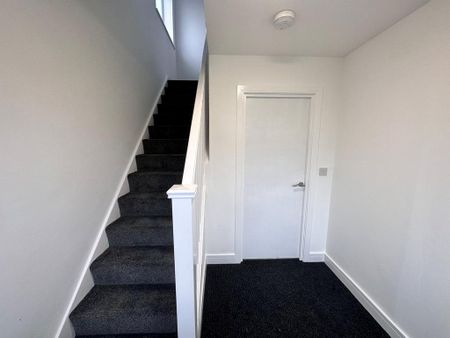 6 bedroom semi-detached house to rent - Photo 2