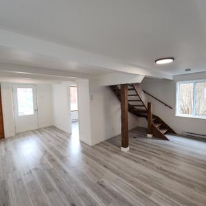 Maison abordable à louer – 3 chambres face à l’eau à Valleyfield - Photo 2