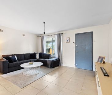 Comfortable 3 Bedroom Home in Convenient Location - Photo 4