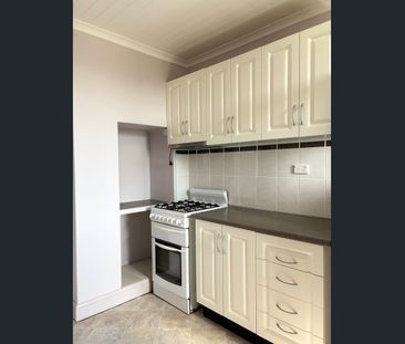 Charming 2-Bedroom Home in Lithgow - Photo 2