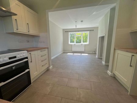 A well presented semi-detached three bedroom property, modern open plan living, recently renovated. Large garden and off road parking. - Photo 2
